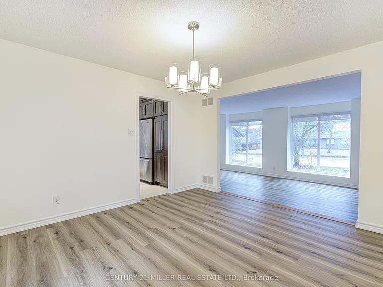 163 Castle Cres — Photo 14