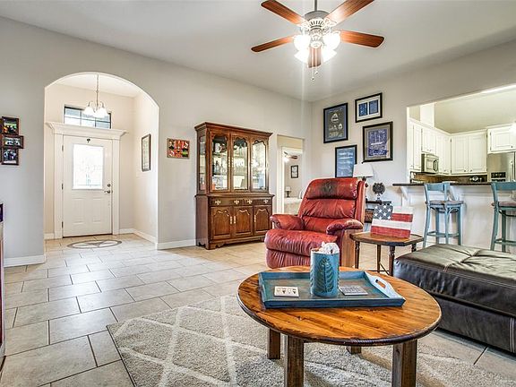3rd image of 101 Meadowlark Ct