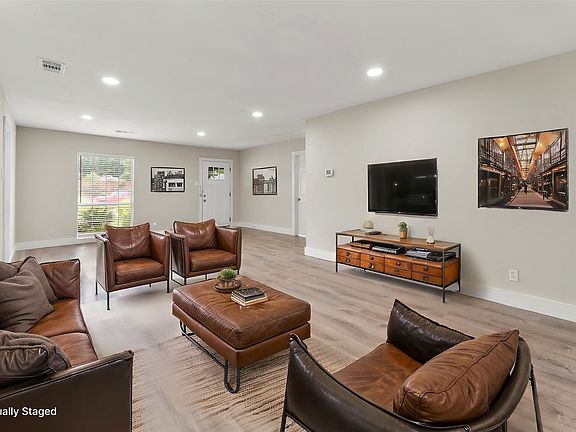 3rd image of 512 Cedar Dr