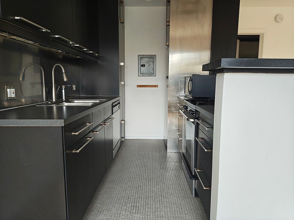 1st image of 252 3rd Ave #252