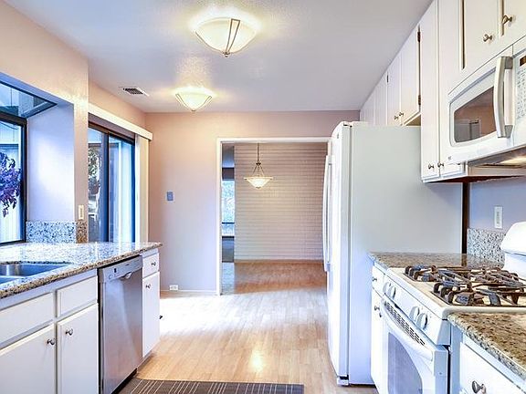 4th image of 504 Elmhurst Cir
