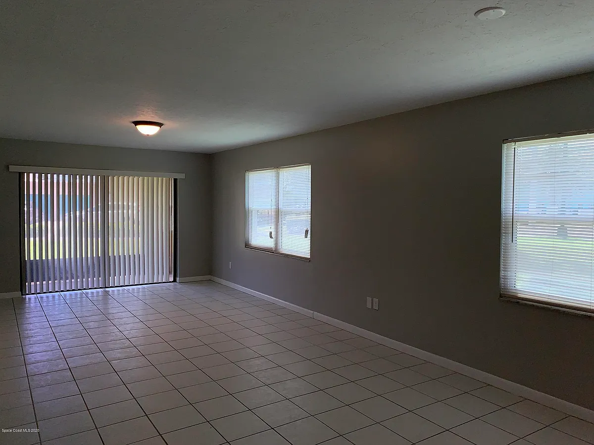 Building Photo - 7301 Ridgewood Ave #A-101