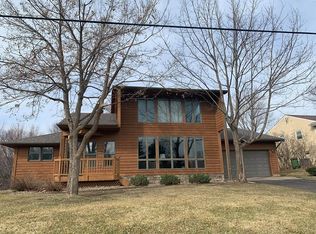 575 Gramsie Rd, Shoreview, MN 55126