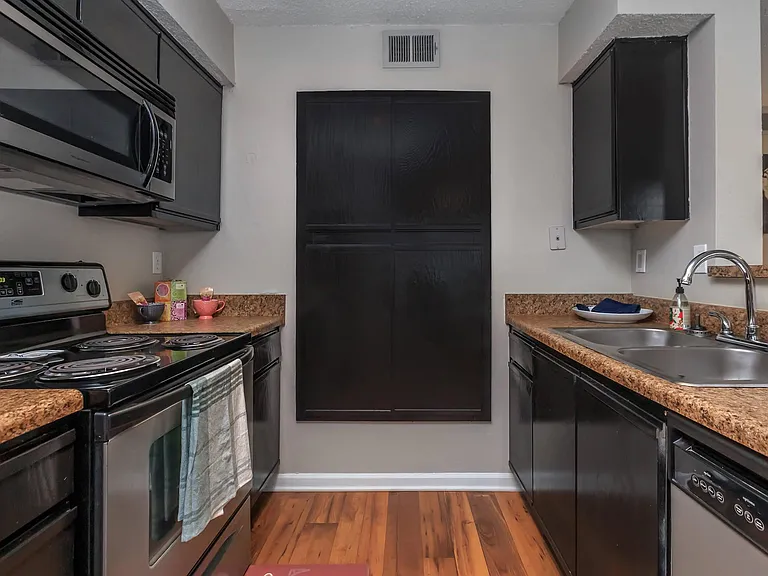 Summerlake Apartments — Photo 13