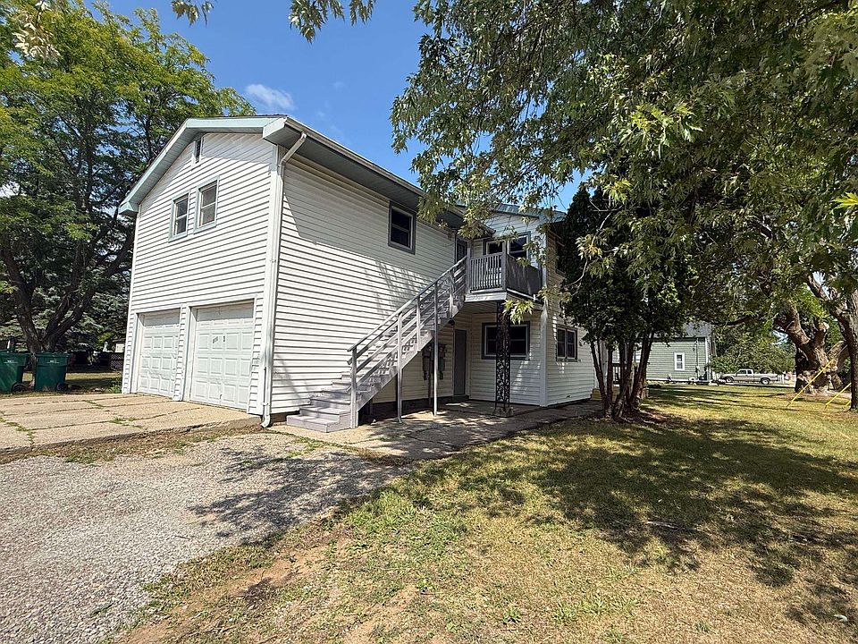 1st image of 810 W 1st St