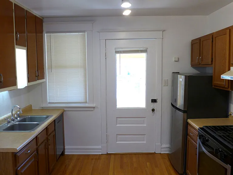 136 Elgin Ave — Photo 7