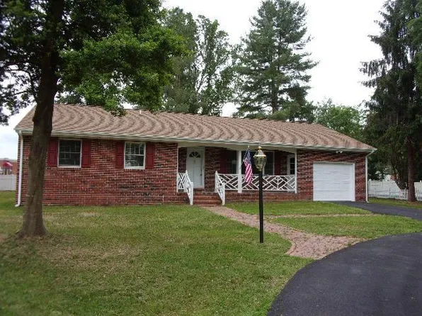 357 Lakeside Dr, Warsaw, VA 22572