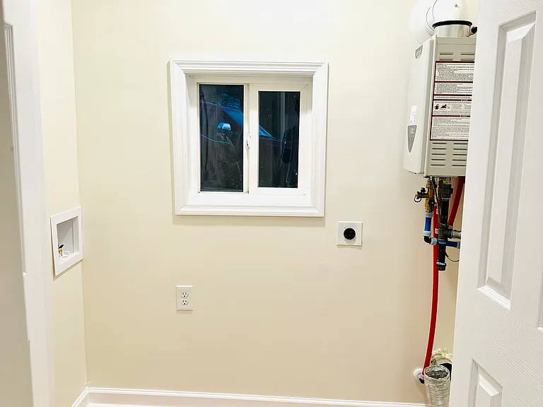208 Hill St — Photo 9
