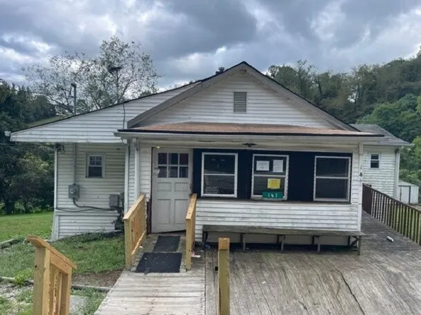 147 Community Park Rd, Vandergrift, PA 15690