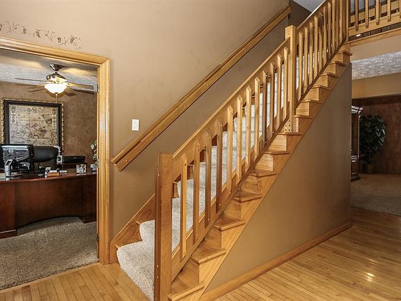 3rd image of 215 Denwood Trl