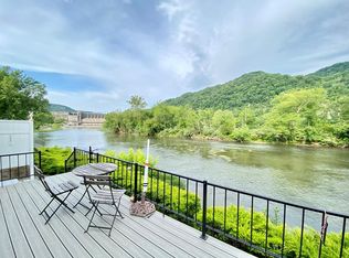 408 Riverside Dr, Hinton, WV 25951