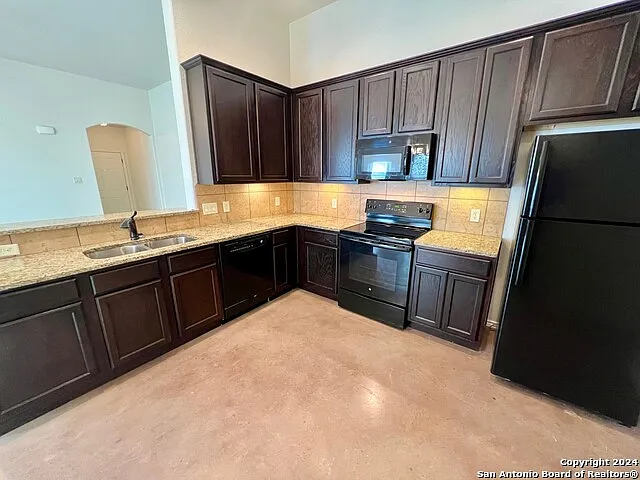 174 Joanne Cv — Photo 6
