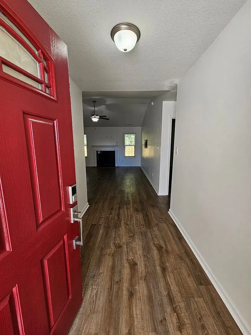 Lovely 3 Bedroom with Trash Included and Option to Include Water! — Photo 2