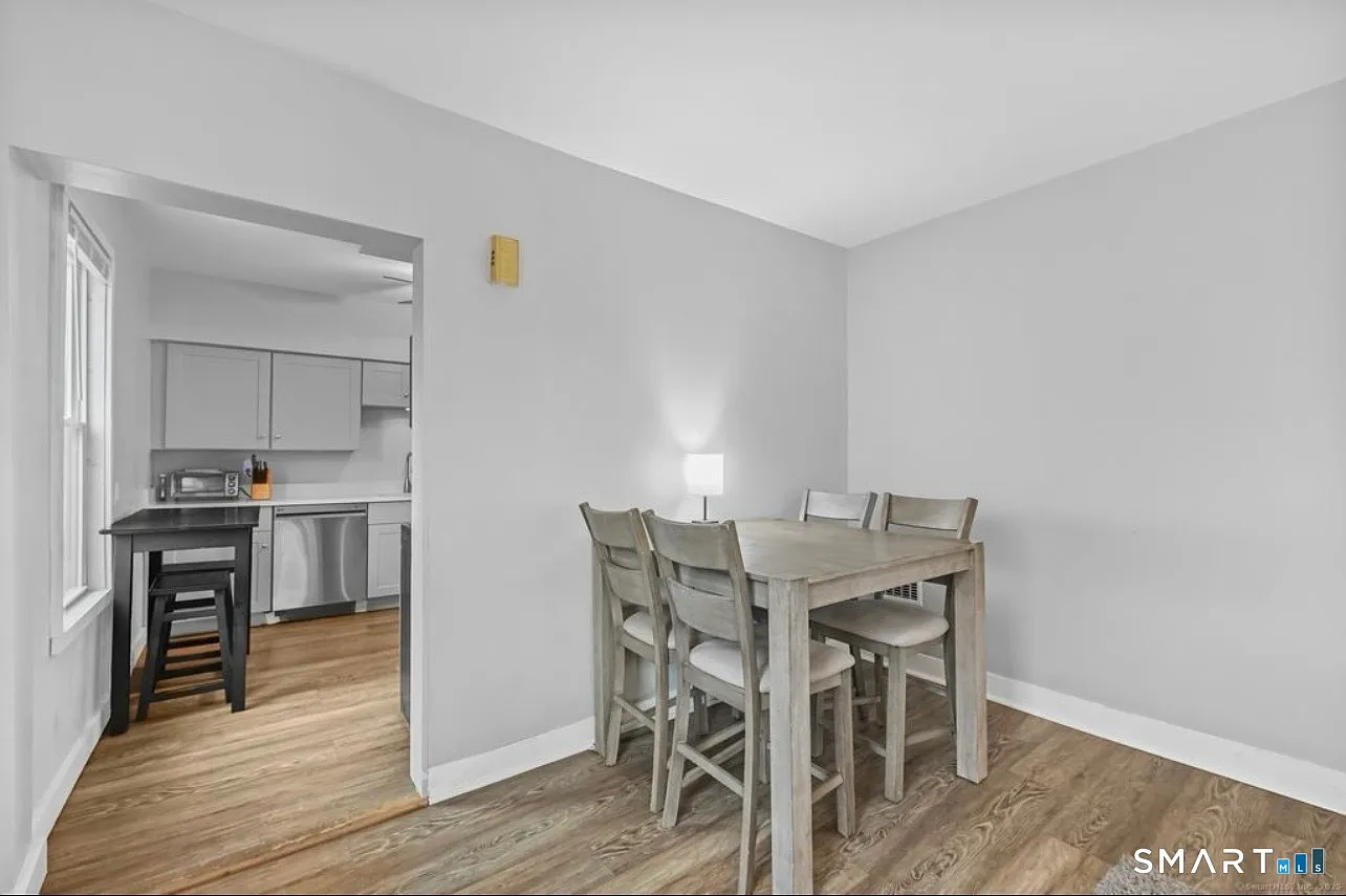 3 bed, 1.0 bath, 925 sqft, $2,400 — Photo 3