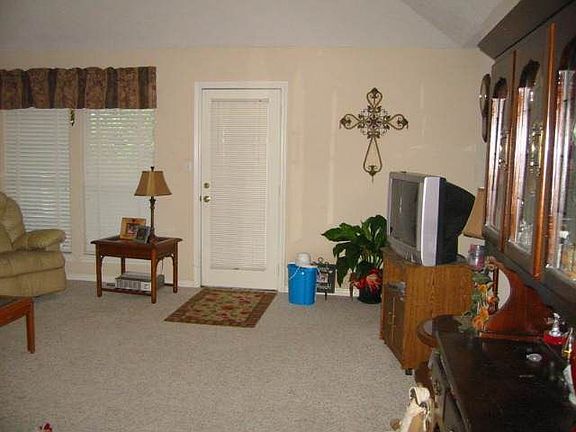 4th image of 833 West Dr
