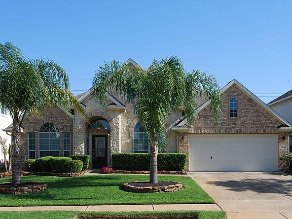 Gorgeous 4 bed 2/1 bath located highly sought after Shadow Creek Ranch community, just minutes away 