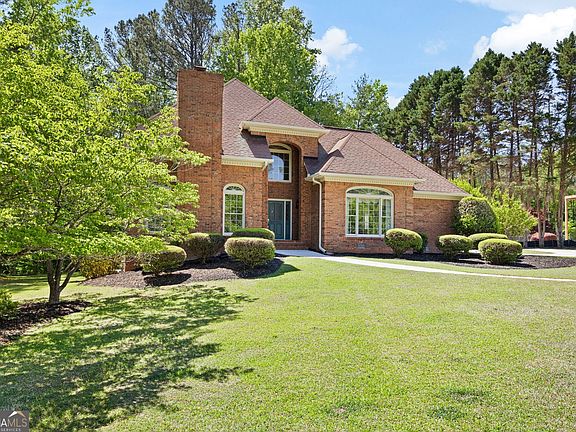3rd image of 280 Camelot Dr