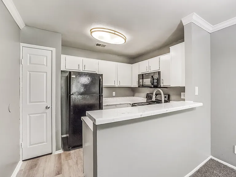 Spring Hill Village Apartments — Photo 9