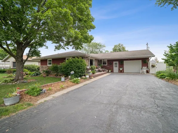 315 S 7th Ave, Chenoa, IL 61726