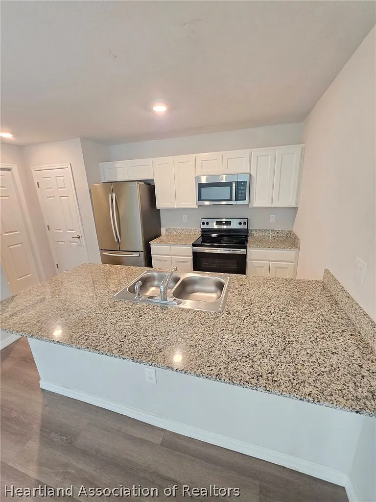 5 bed, 3.0 bath, 1906 sqft, $2,400 — Photo 4