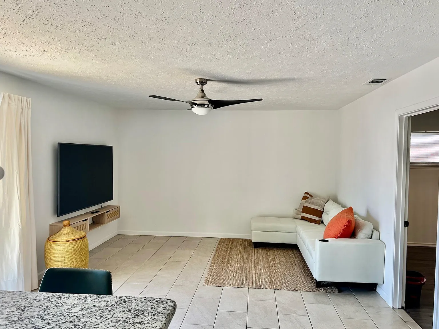 2 bed, 1348 sqft, $2,550 — Photo 3