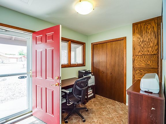 5th image of 450 Connie Ave