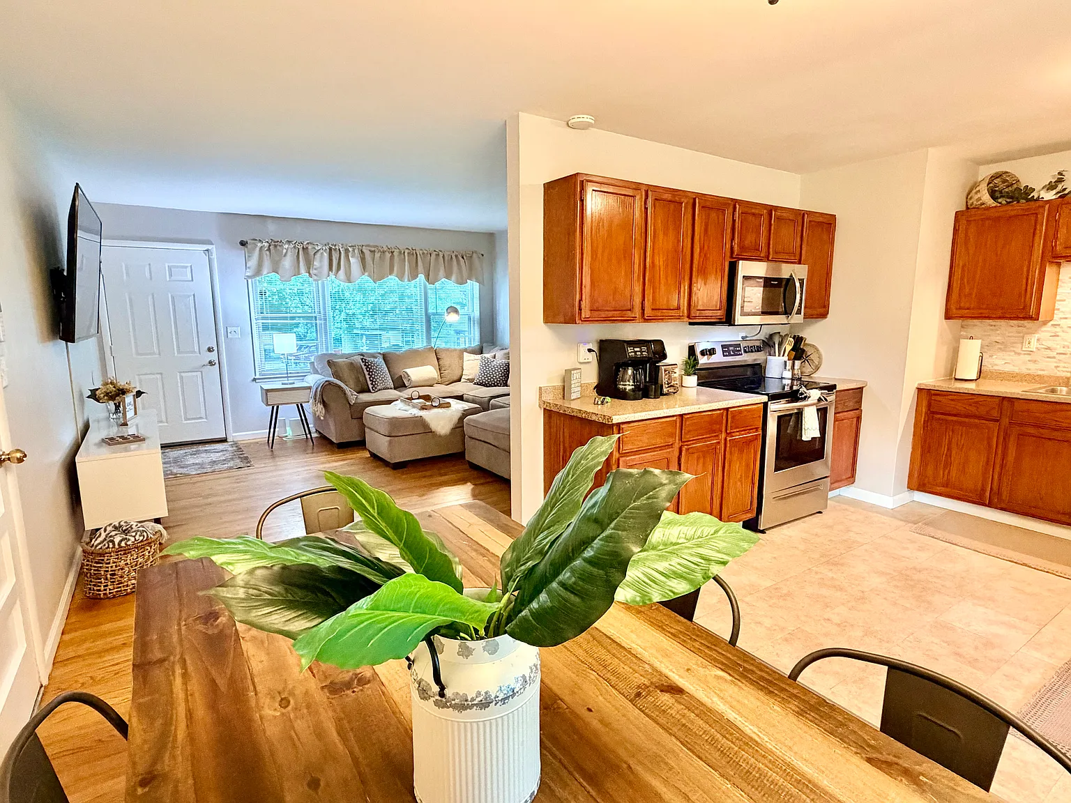 3 bed, 1014 sqft, $3,950 — Photo 1
