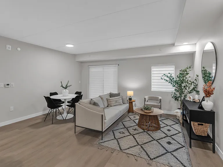 939 Chancellor Dr — Photo 4