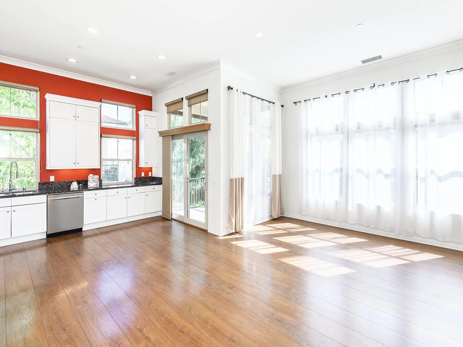 3 bed, 1378 sqft, $4,200 — Photo 3