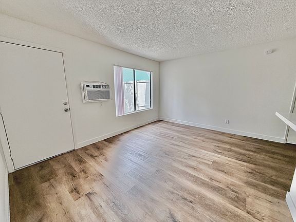 3rd image of 7423 N Lankershim Blvd APT 4