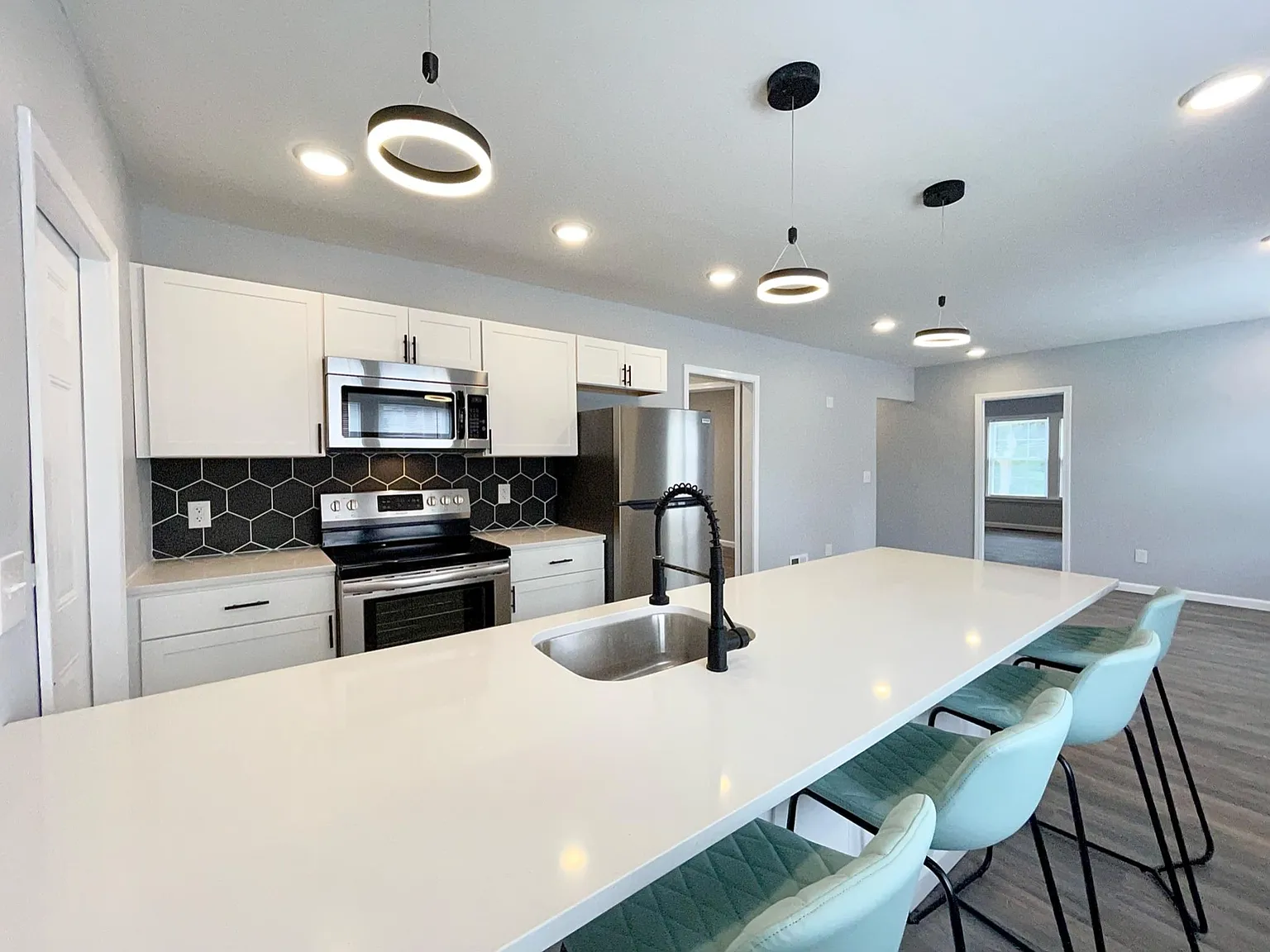 3 bed, 1156 sqft, $2,100 — Photo 2