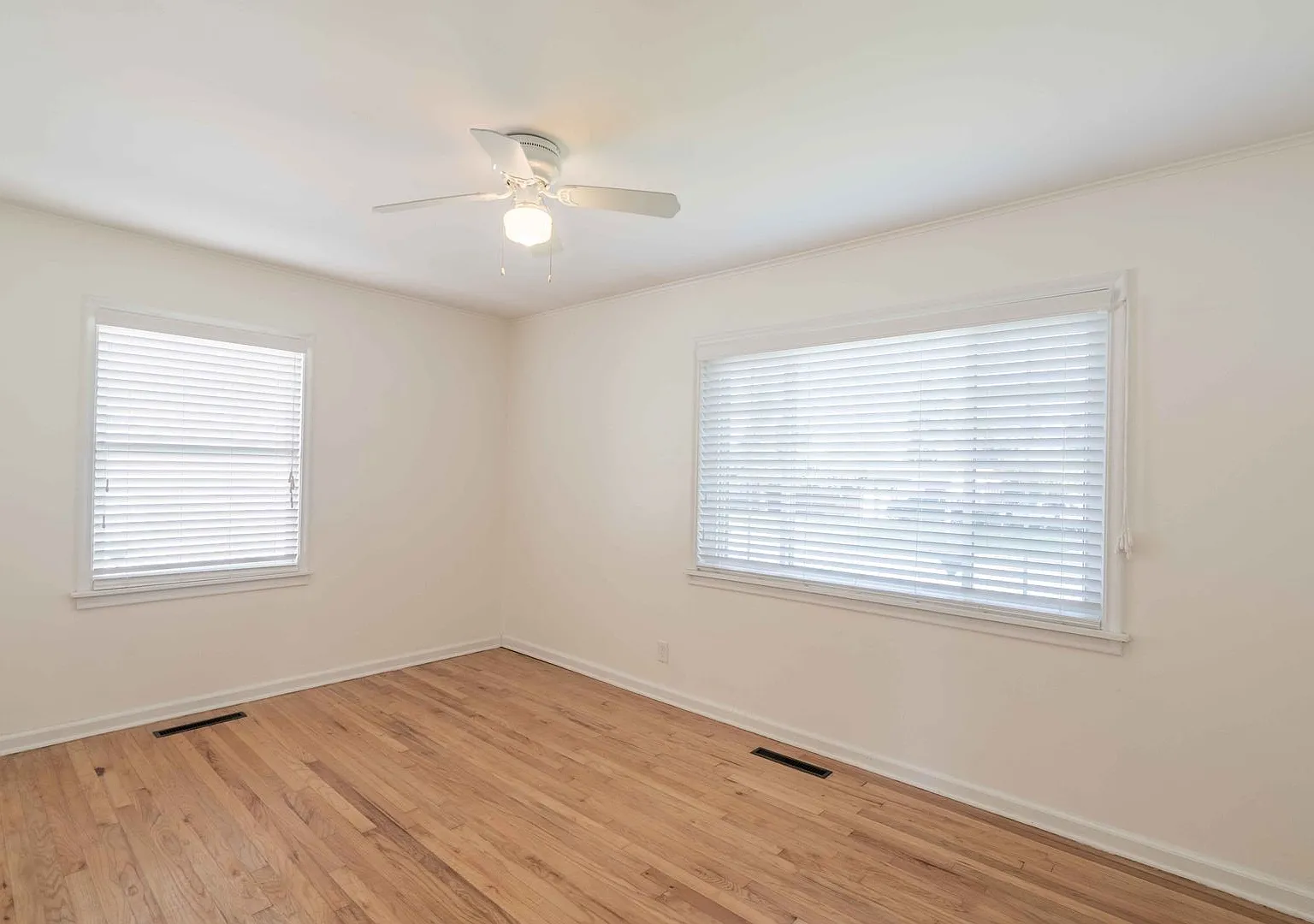 Stunning 3 Bed 2 Bath In Great Area — Photo 4