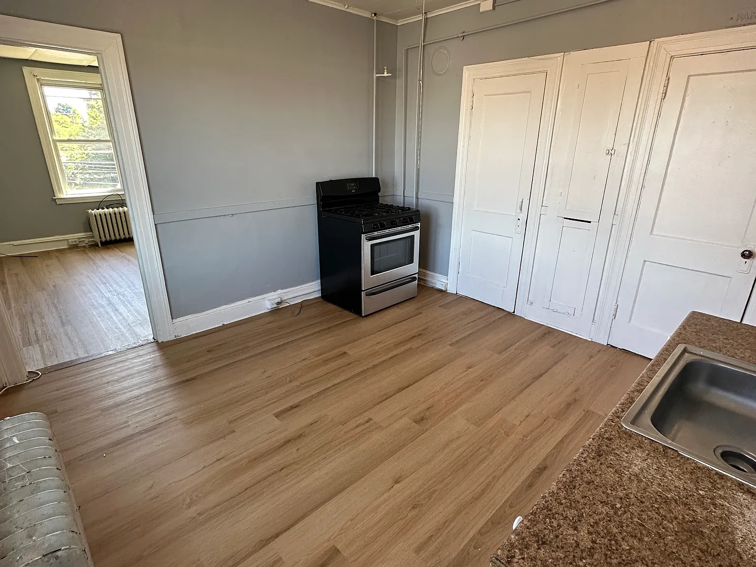1 bed, 950 sqft, $1,049 — Photo 2