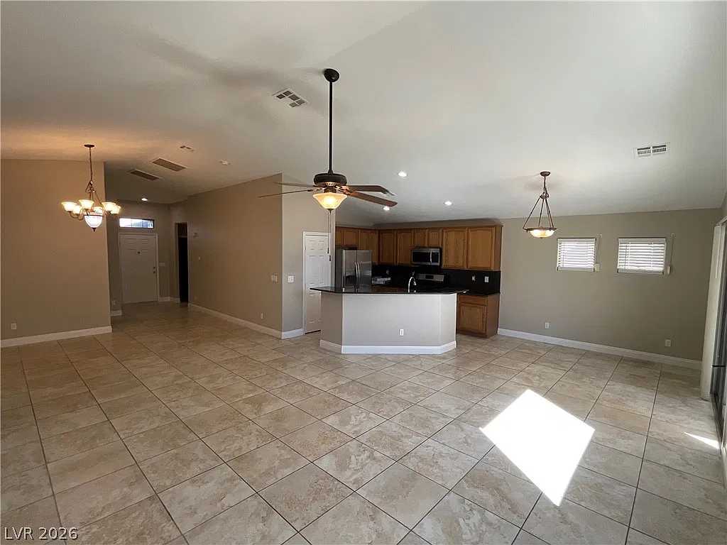 3 bed, 2.0 bath, 1650 sqft, $1,900 — Photo 3