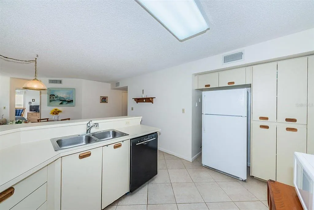2 bed, 2.0 bath, 1145 sqft, $5,070 — Photo 4