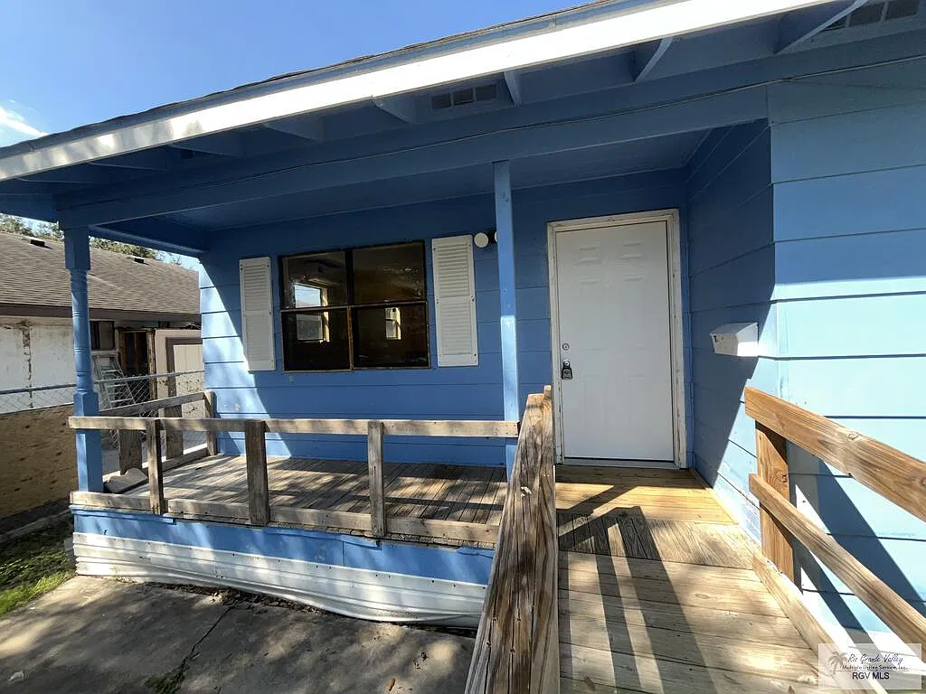 3 bed, 1.0 bath, 892 sqft, $1,000 — Photo 3