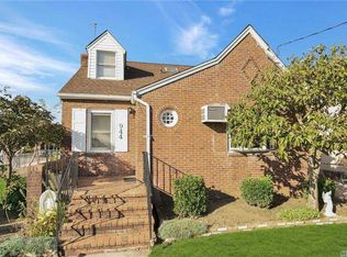944 Fenworth Blvd, Franklin Square, NY 11010