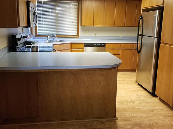 Kitchen/new appliances/bar