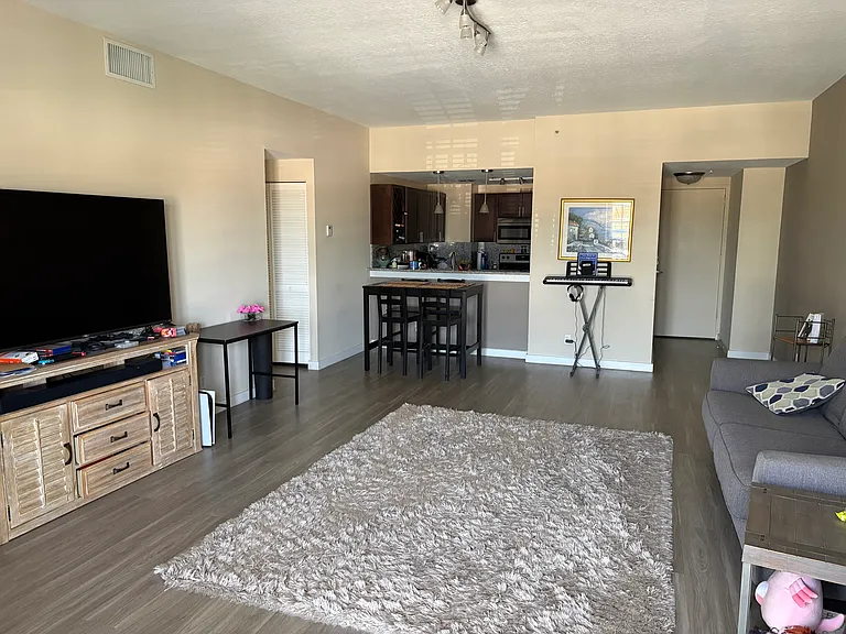 320 E Plaza Real #P402 — Photo 6