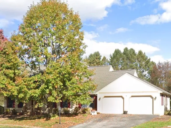 3 White Oak Ct, Boiling Springs, PA 17007