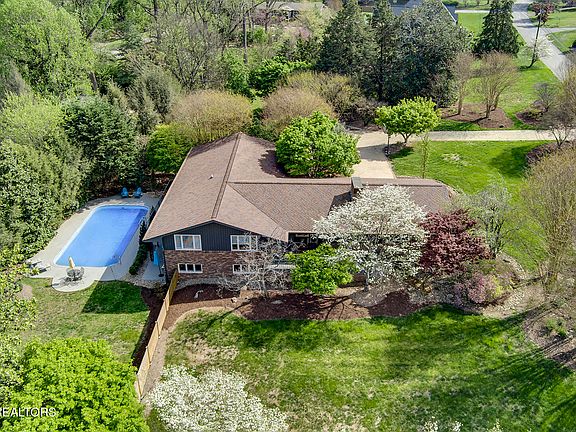 3rd image of 216 S Sevenoaks Dr