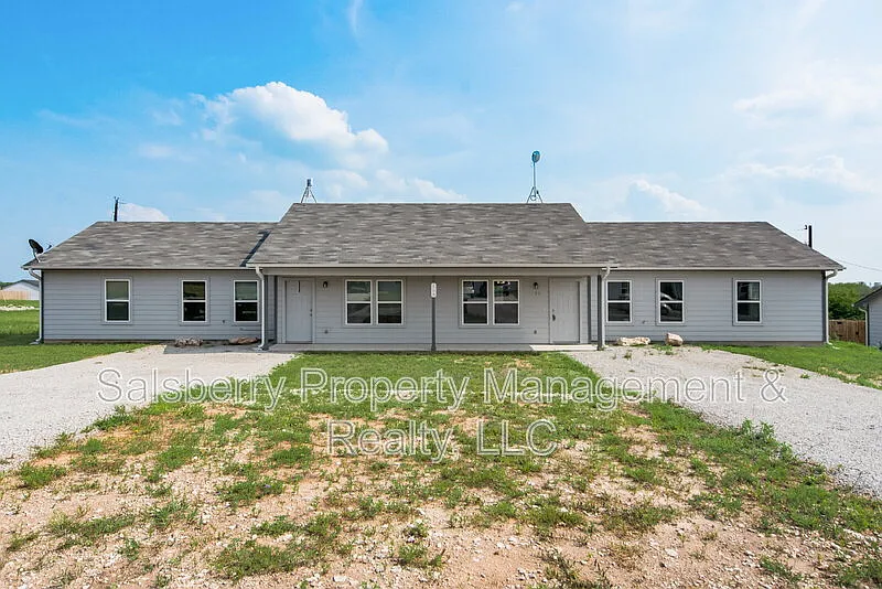 3 bed, 2.0 bath, 1112 sqft, $1,499 — Photo 2