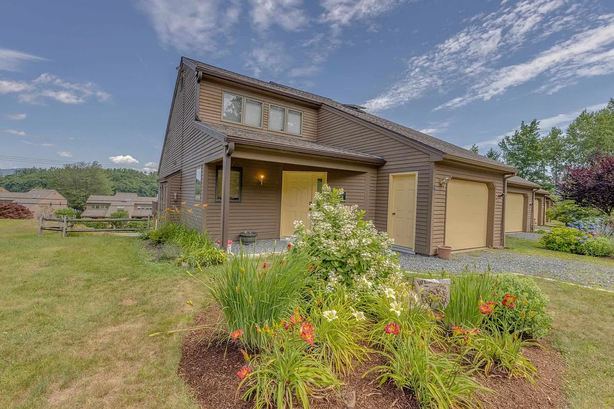 2 bed, 2.0 bath, 2077 sqft, $2,400 — Photo 1