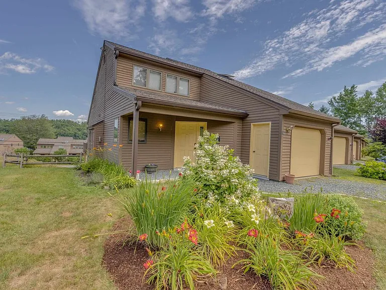 21 Woodbury Dr #27 — Photo 1
