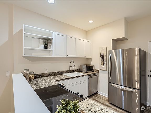 5th image of 125 Warren Avenue N #N