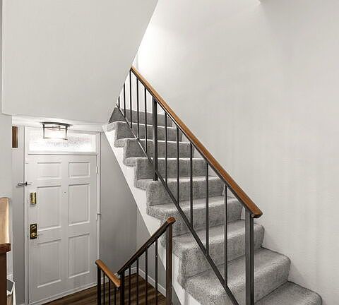 4th image of 6540 Hayvenhurst Ave Unit 3