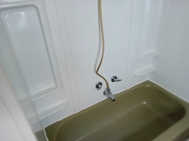 Tub/shower to the right of sink