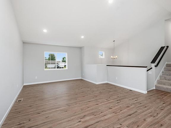 5th image of 710 Erin Cir
