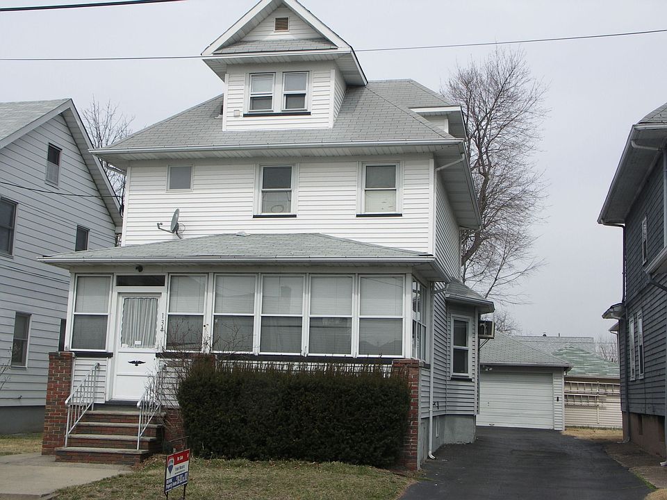 4 bd 2.5 bth Colonial