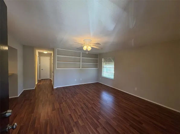 312 S Poplar St #4, Tomball, TX 77375